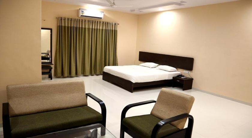 Hotel Varenya Inn Yavatmal Екстер'єр фото